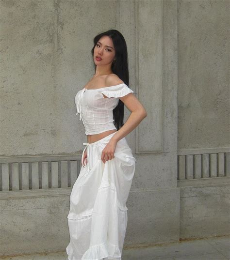 Hot girl triệu followers có nhiều set đồ sexy khoe body như tượng tạc mà không phản cảm