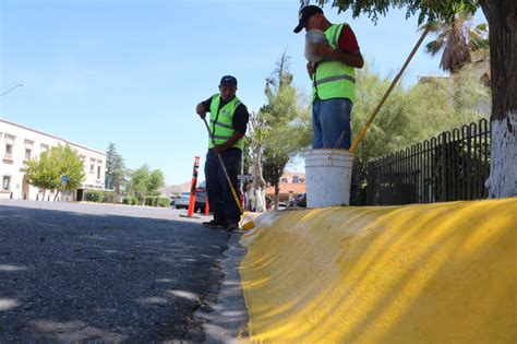 Trabaja Gobierno Municipal En Pintura De Guarniciones En Calles Del