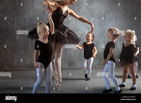 Une Belle Femme Blonde Dans Un Tutu De Danse Noir Collant Blanc Et Pointes Danse Et Enseigne