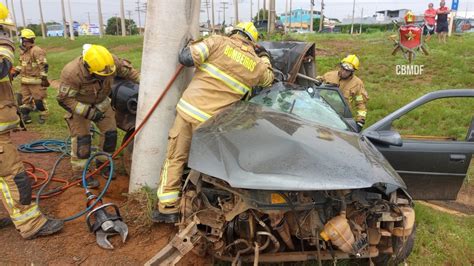 Carro Bate Em Poste E Deixa Dois Mortos Na Br Sentido Guas Lindas