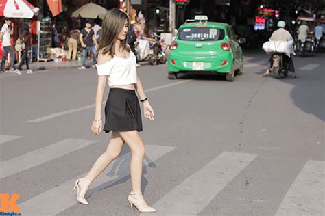 Hot Girl H N I Khoe Vai Tr N M T L Ng Li Ng