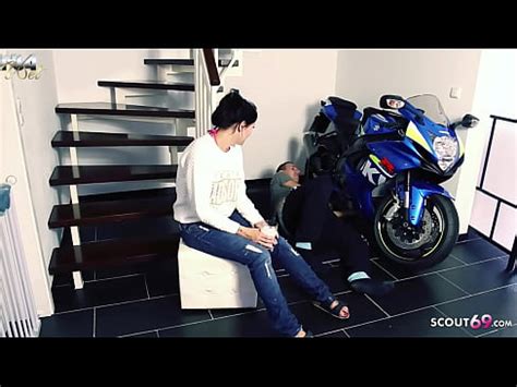 Milf Alemana Seduce Al Joven De Al Lado Para Tener Sexo En El Hueco De La Escalera Xvideos