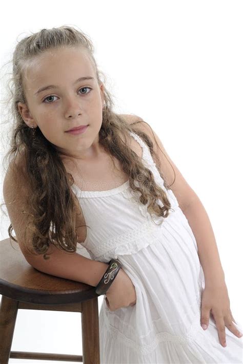 Het Meisje Van De Blonde Het Stellen Dichtbij Stoel Stock Afbeelding Image Of Kind Elegant