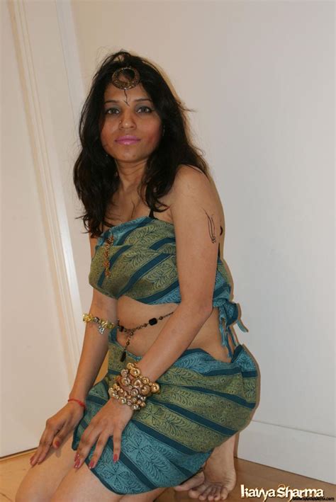 Indian MILF Kavya Sharma Gets Completely Naked In Front Of A Bedroom