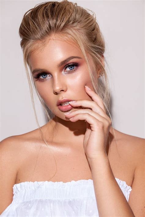 Jonge Blonde Meid Met Heldere Make Up Perfecte Huid Haarfijn Haar En