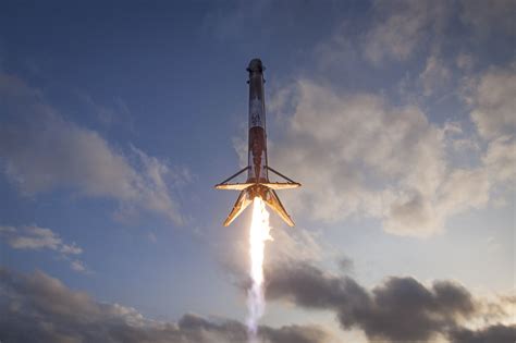 Rakieta Spacex Wystartowa A Polski Satelita Jest Ju W Kosmosie