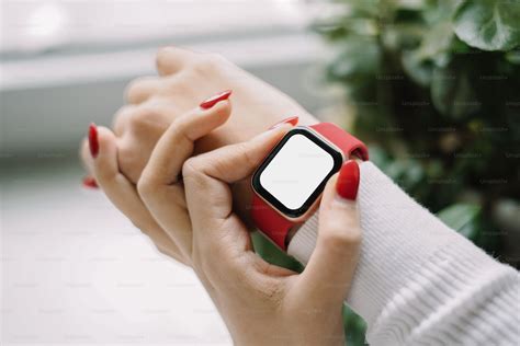 A woman with red nails holding a cell phone photo – Mock Image on Unsplash