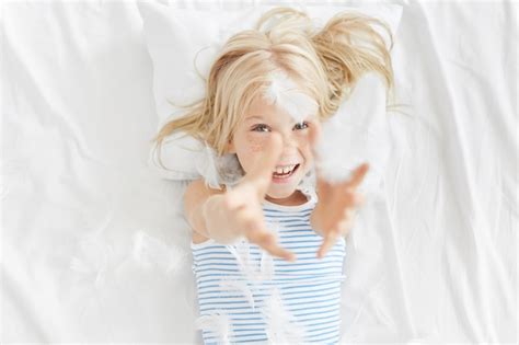 Jolie Petite Fille Blonde Au Lit Photo Gratuite