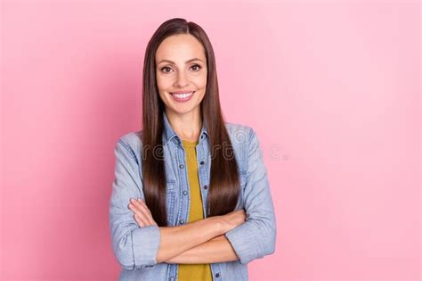 Foto De Brunette Ceo Jovencita Dama Cruzada De Brazos Usando Chaqueta De Jeans Aislada En Color