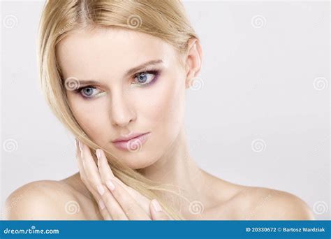 Jonge Mooie Vrouw Met Mooie Blonde Haren Stock Foto Image Of Wijfje Blauw