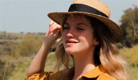 Júlia Palha posa em lingerie preta rendada A minha pressão até caiu