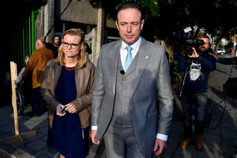 Vrouw Van Bart De Wever Afgevoerd Met Ambulance Na Val Van Trap “ik