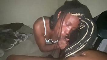 Pequeña jovencita de ébano engañando a su novio con una gran polla negra XVIDEOS