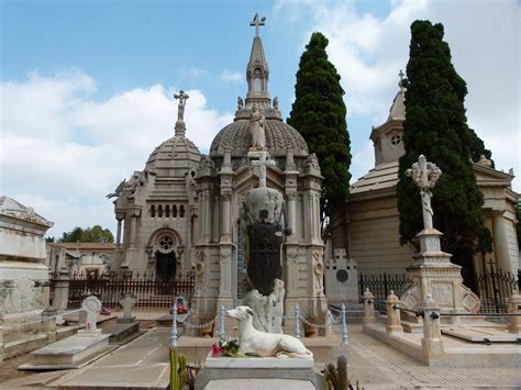 Mausoleos En El Cementerio General De Valencia Desde La Co Flickr