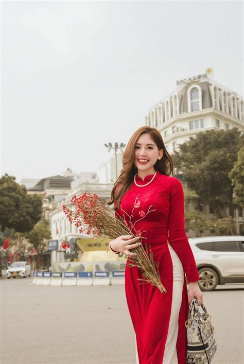 Hot girl RMIT trở thành MC song ngữ thích khoe đường cong với áo dài