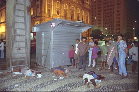 Na favela de Vigário Geral só um sobrevivente da chacina ficou para