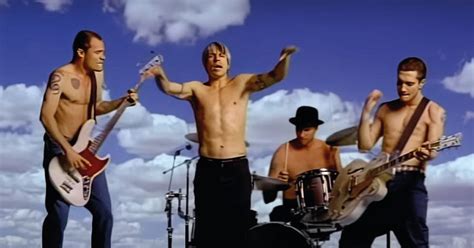 Clipe De Californication Do Red Hot Chili Peppers Atinge Bilh O De Visualiza Es No