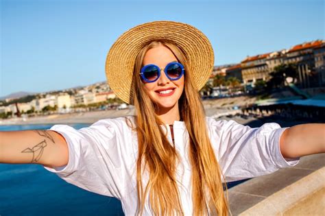 Jolie L Gante Blonde Belle Femme Faisant Selfie Devant Sur La Plage De Nice Photo Gratuite