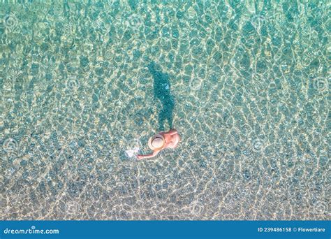 Vista Superior Joven Hermosa Mujer Desnuda En Un Sombrero Sacando Bikini En Agua De Mar Foto