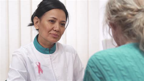 magnifique mature femelle médecin parlant à sa patient Vidéo de stock sur Vecteezy