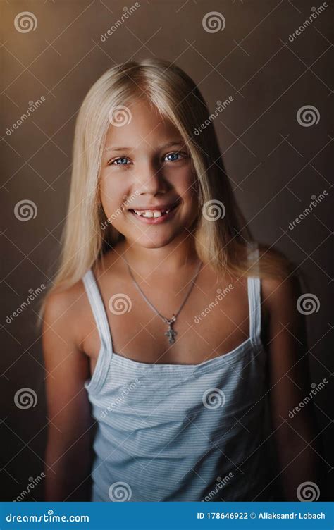 Portrait D Une Belle Jeune Fille Blonde Dans Son Appartement Avec Le Long Sourire L Che De