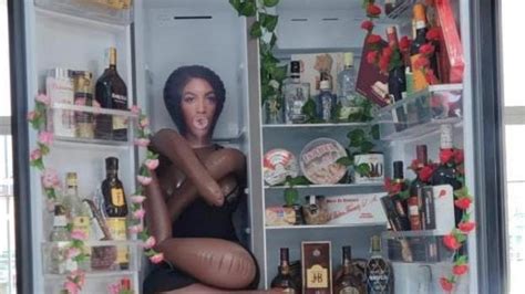 Una muñeca hinchable de un sex shop preside la cesta navideña de una gasolinera de Langreo