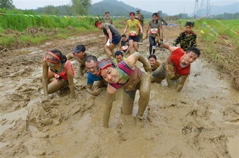 Mẫu nữ TQ mặc bikini cổ vũ cuộc đua lội bùn