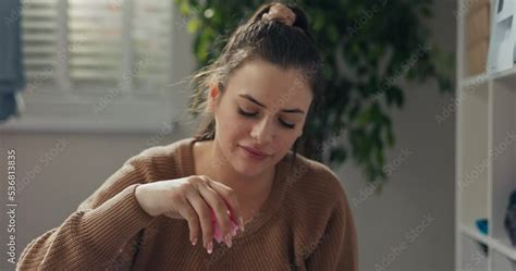 Vídeo do Stock Young attractive brunette cleaning at home She does laundry The girl uncorks