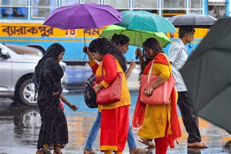 আগামী দুঘণ্টায় তেড়ে ঝড়বৃষ্টি আসছে এখনই দুর্যোগ থামছে না রাজ্যে