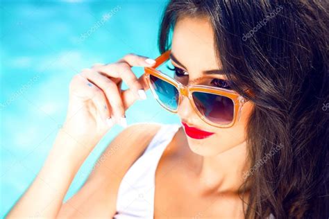 Mujer Sexy En Bikini Y Gafas De Sol