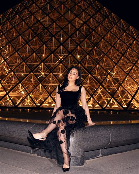 Kristy Sarah - Kristy Sarah added a new photo — in Paris,...