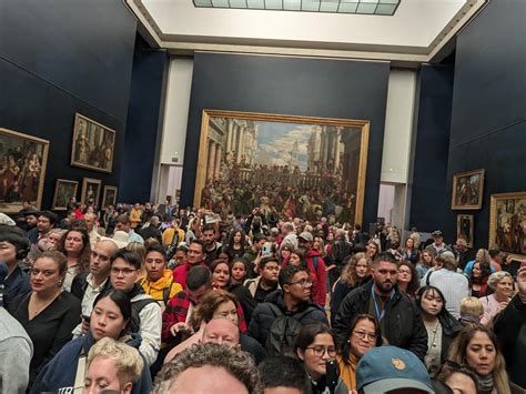 Louvre visitors waiting their turn to see the Mona Lisa close up - Images