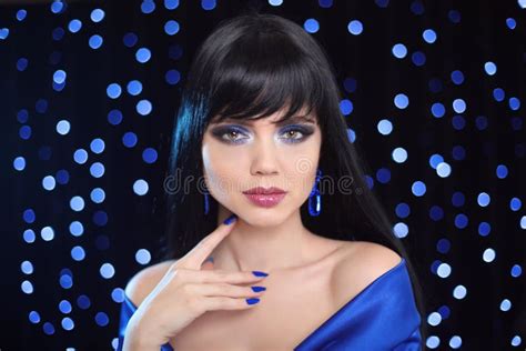 Blauwe Make Up Blonde Bob Hairstyle Blond Haar Gi Van De Manierschoonheid Stock Foto Image Of