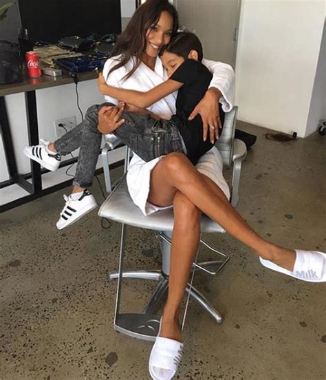 Mẹ đơn thân nghiện mặc bikini khoe dáng nóng bỏng nhìn ảnh đứng cạnh con trai còn sốc hơn