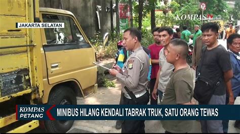 Hilang Kendali Dan Tabrak Truk Di Kebayoran Lama Sopir Minibus