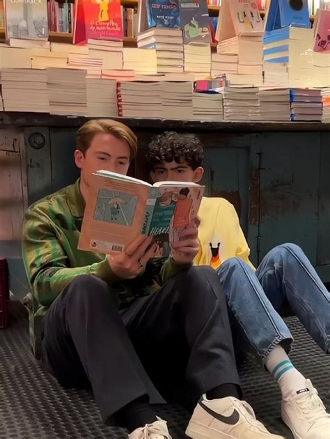 Pin By Juls On Pines Creados Por Ti Cute Gay Alice Book Cute Gay Couples