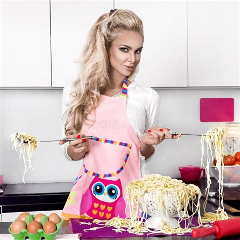 401 Photos De Femme Blonde Sexy Dans La Cuisine Photos De Stock Gratuites Et Libres De Droits