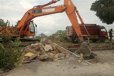 9 Bangunan Liar Di Atas Saluran Irigasi Dibongkar Suara Merdeka Solo