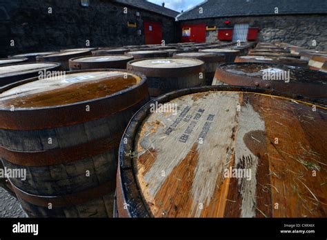 Whisky-Fässern aus Amerika als Boubon Whiskey Barrel, derer nun warten ...
