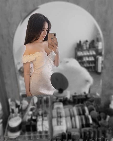 Hot girl từng nhờ bác sĩ xác nhận vòng 3 cong tròn tự nhiên khoe dáng với bikini Titanic Nơi