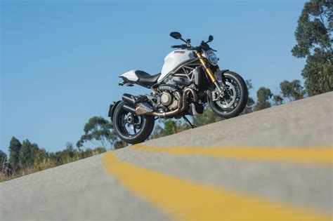 Naked Monster S tem ciclística e tecnologia de esportiva Mototour Seu portal em duas