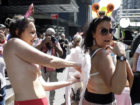Hundreds Of Women March Naked Through New York To Call For Women S Rights To Go Topless In