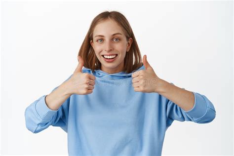 Portrait D Une Femme Blonde Positive Fille Montrant Le Signe De La Paix Et Souriant Largement