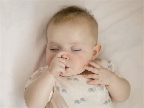 Crianca Que Chupa Dedo - Como ajudar a criança a parar de chupar o dedo | BabyCenter