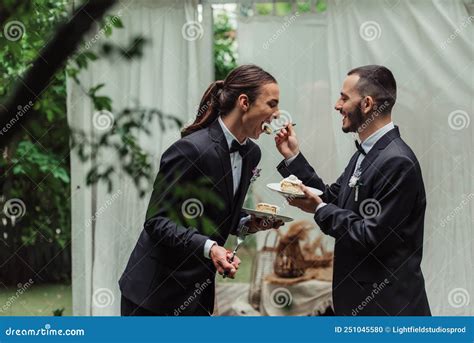 Feliz Hombre Gay Con Ropa Formal Foto De Archivo Imagen De Revuelto Feliz