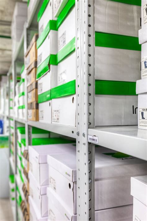 Полочные стеллажи для хранения коробок с обувью от «ГТС Складские системы»