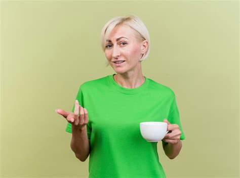 Heureux Femme Slave Blonde D Ge Moyen La Recherche Et Pointant La Cam Ra Avec Une Tasse De