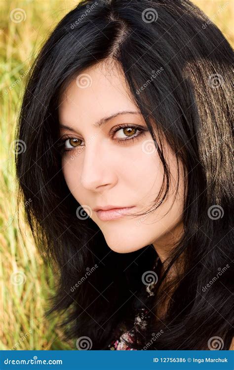 Portret Van Een Mooie Brunette Stock Foto Image Of Rust Grazen 12756386