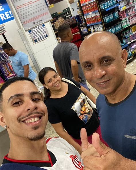 Cantor Thiago Pantaleão posta nude no seu aniversário de anos