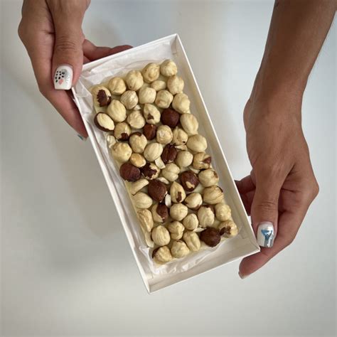 Шоколад белый "Орешки" купить с доставкой в Москве